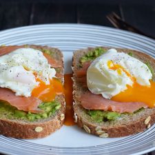 Low FODMAP poached egg sandwich with smoked salmon